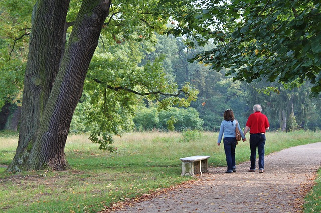 starší muž a žena na procházce